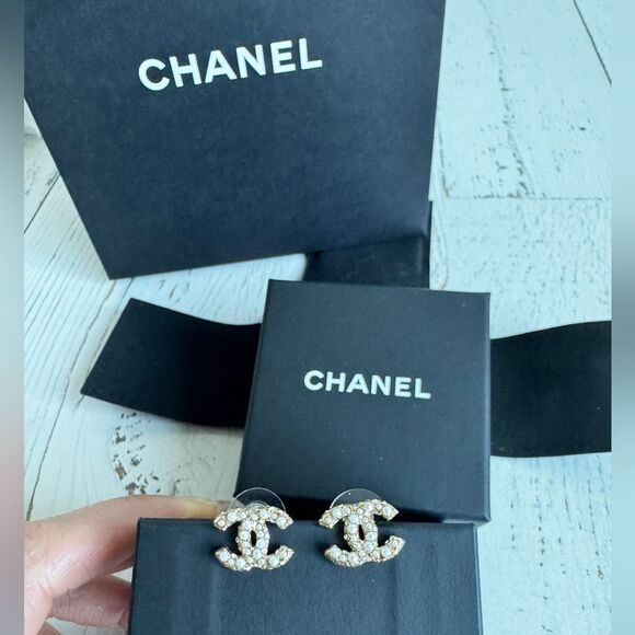 CHANEL Iconic CC Gold Earrings - Picture 2 of 8